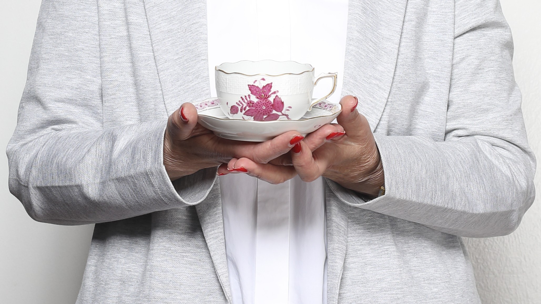 Porcelain cup by Herend, Budapest, 1960s. From: »Objekttage« of the Jewish Museum Berlin/publications